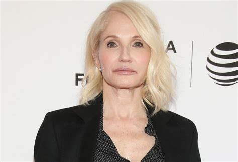 Ellen Barkin Bio, Wiki, Net Worth, Dating, Boyfriend,。